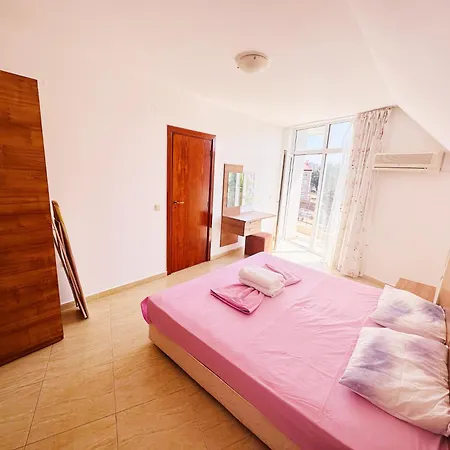 Two-bed Flat In Sunny With Pool View アパート *