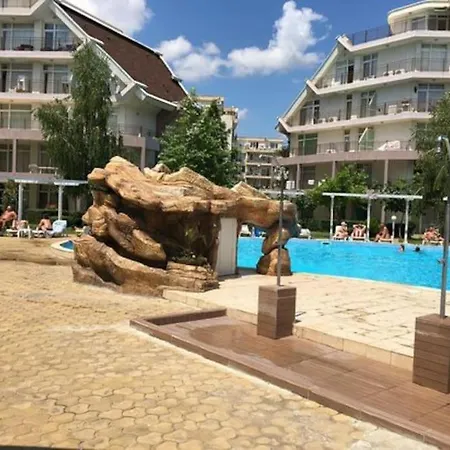 Two-bed Flat In Sunny With Pool View Daire