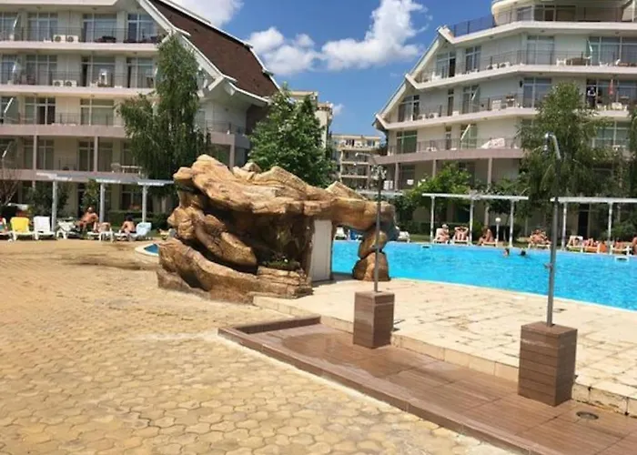 Two-bed Flat In Sunny With Pool View 公寓