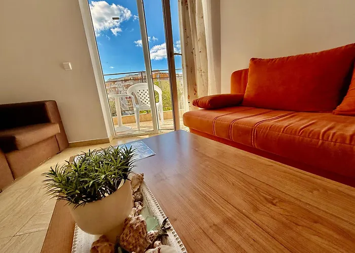 Two-bed Flat In Sunny With Pool View 公寓 阳光海滩