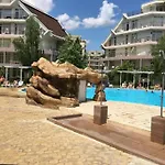 Two-bed Flat In Sunny With Pool View Апартамент