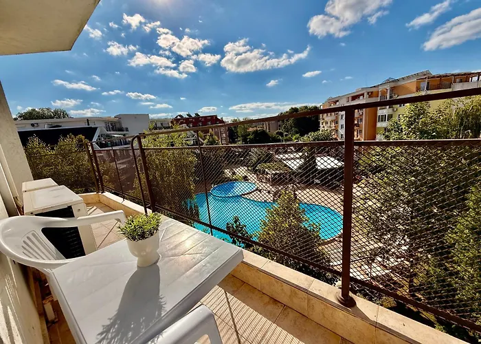 Two-bed Flat In Sunny With Pool View Apartamento *