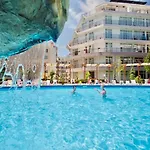 Two-bed Flat In Sunny With Pool View